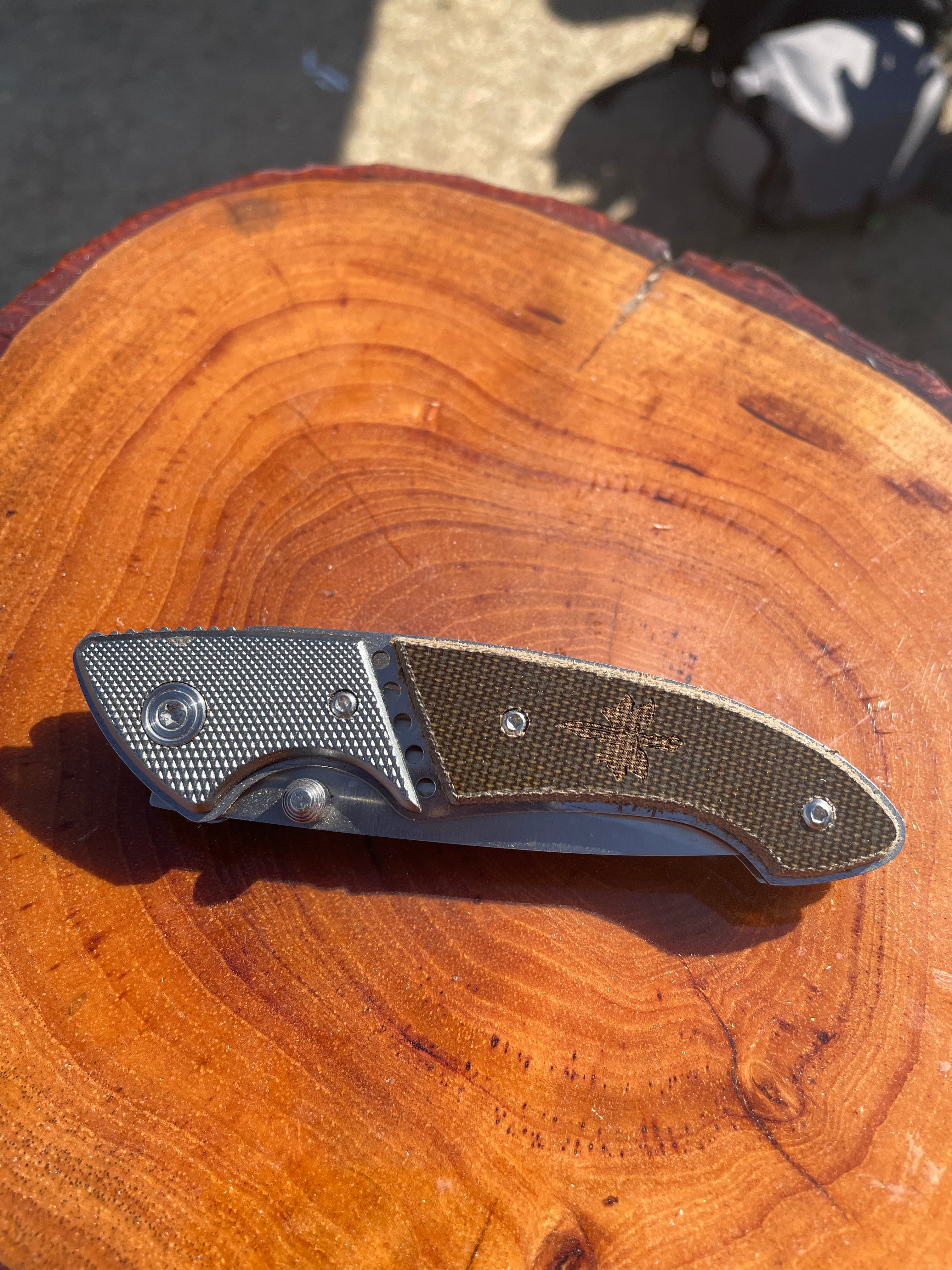 Folding knife with brown ref micarta